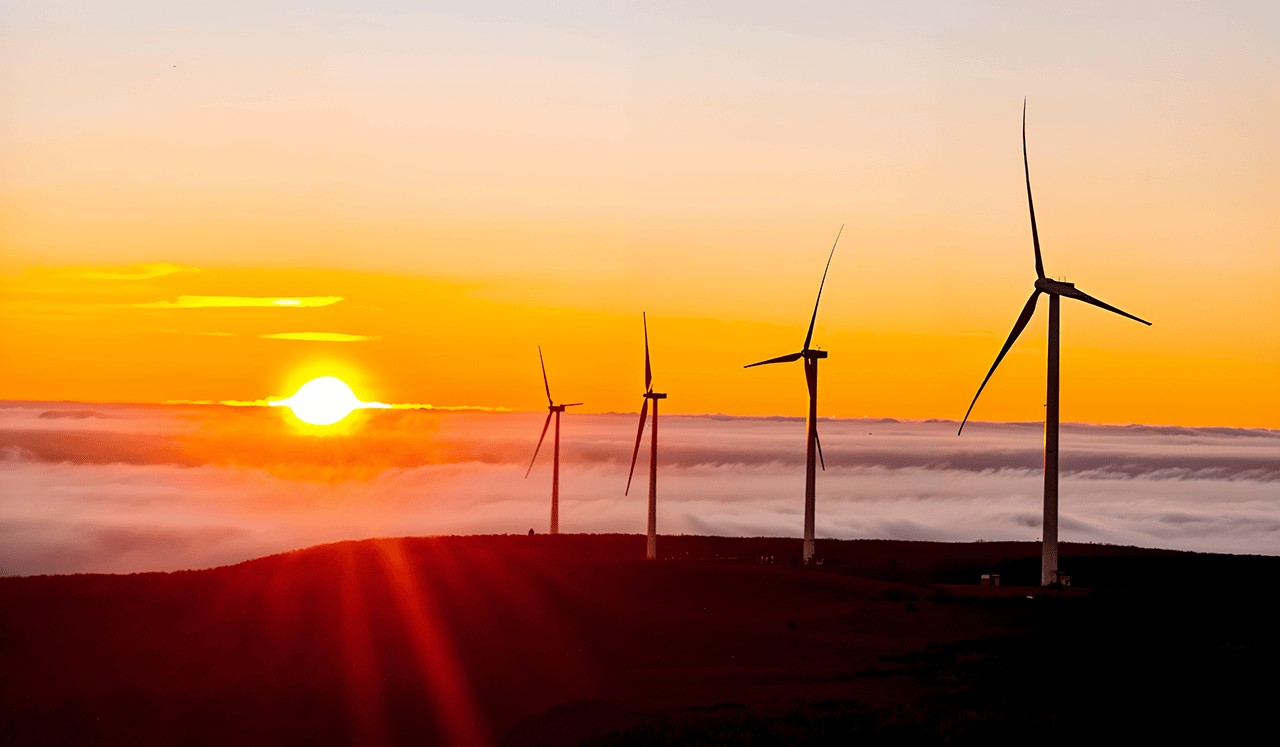 Molinos eólicos con puesta de sol